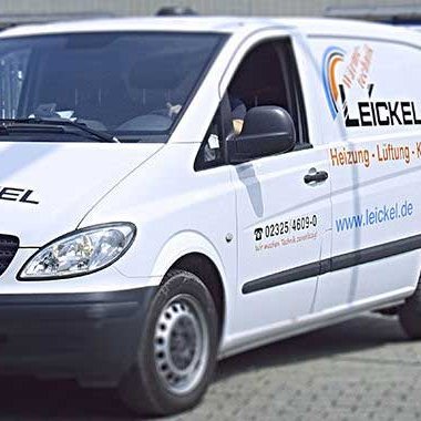 Zwei Lieferwagen, einer vorne und einer hinten, zeigen das Leickel-Logo und stehen auf einem hellen, gepflasterten Boden.