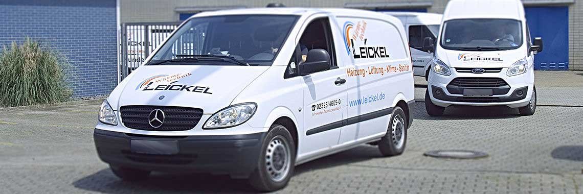 Zwei Lieferwagen, einer vorne und einer hinten, zeigen das Leickel-Logo und stehen auf einem hellen, gepflasterten Boden.