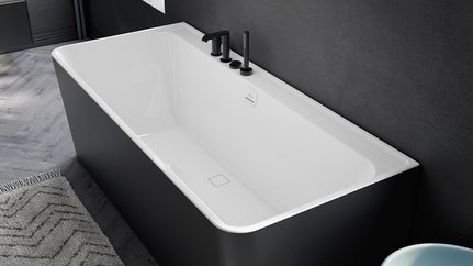 Ein Badezimmer mit einer Halbfreistehenden Badewanne