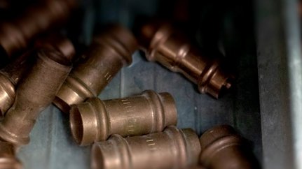 Kupferverbindungen in einer Metallschublade