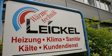 Das Schild zeigt die Firma Leickel, spezialisiert auf Wärmetechnik, mit einem klaren Fokus auf Heizungs- und Klimadienste.