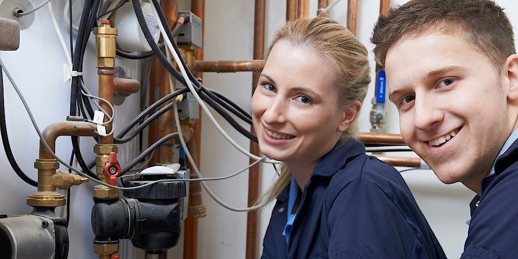 Zwei Anlagenmechaniker Azubis