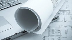 Bauzeichnungen und ein Laptop